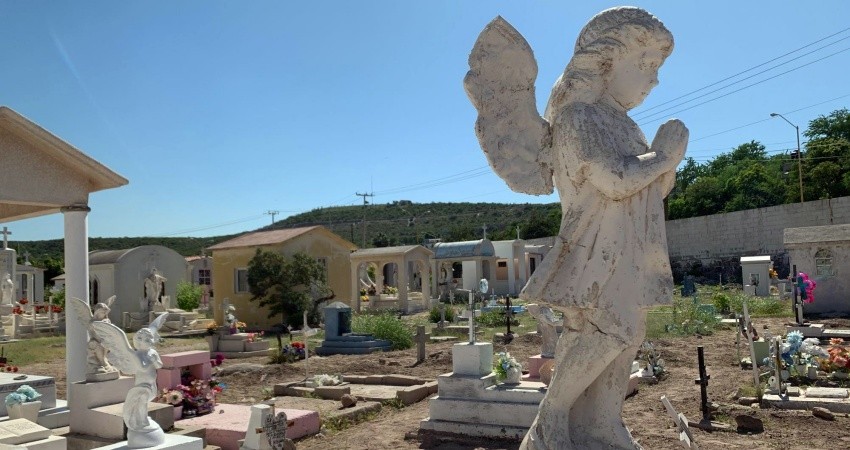 Aprovechan cierre de panteones de La Paz para llevar a cabo limpieza de los mismos