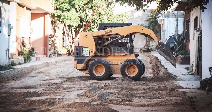 Cumpliendo lo comprometido en la 2da. Audiencia Pública de Oscar Leggs, rehabilitan calles de la colonia Bugambilia en CSL