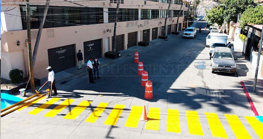 Pintan señalamientos viales en calles de CSL