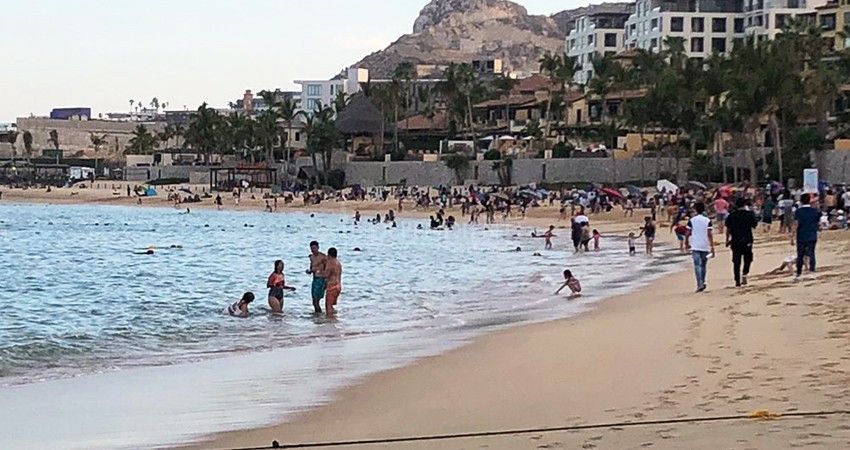 Como si el Covid no existiera: playas y zona turística de Los Cabos abarrotadas  