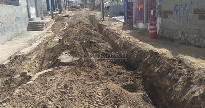 Mientras ciudadanos critican las obras en la calle Manuela Doblado, regidor las presume   