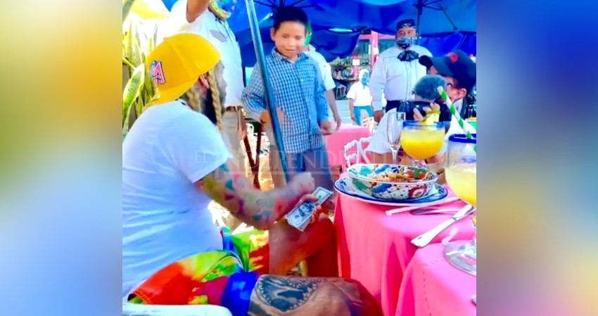 Famoso rapero regala dinero en playa El Médano de CSL