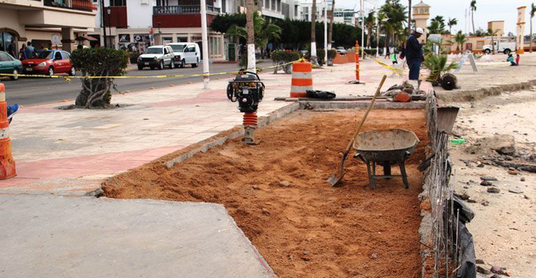 Reconstruye Ayuntamiento de La Paz parte dañada en el andador del malecón