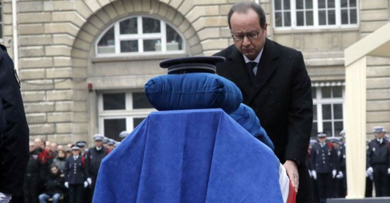 Rinden homenaje a policías muertos en ataques en París