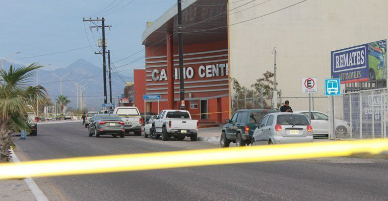 Liquidan a otro individuo frente a casino en La Paz; uno más resultó lesionado