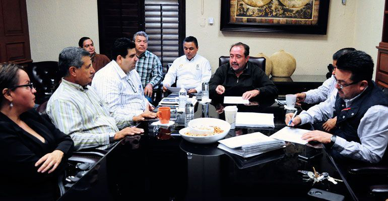 Padres de familia bloquean la carretera federal en reclamo a la edificación de aulas en la escuela primaria Gómez Farías.