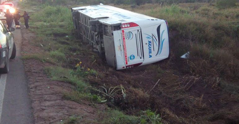 Se vuelca camión del Águila en la Transpeninsular; se reportaron siete lesionados