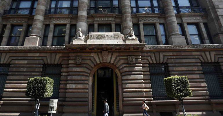 Banxico advierte escenario negativo para crecimiento