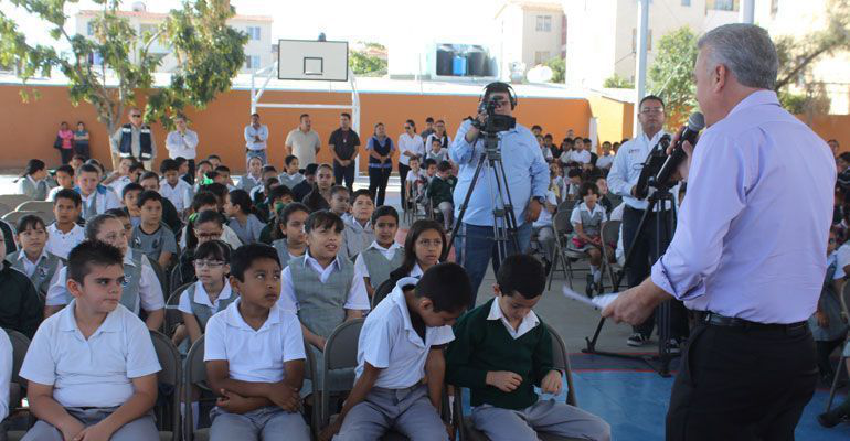 Asegura MCV que las escuelas públicas en BCS son de calidad