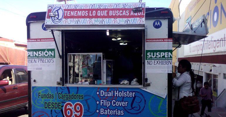 Sanciona Profeco a vendedores de artículos de celulares por no exhibir precios