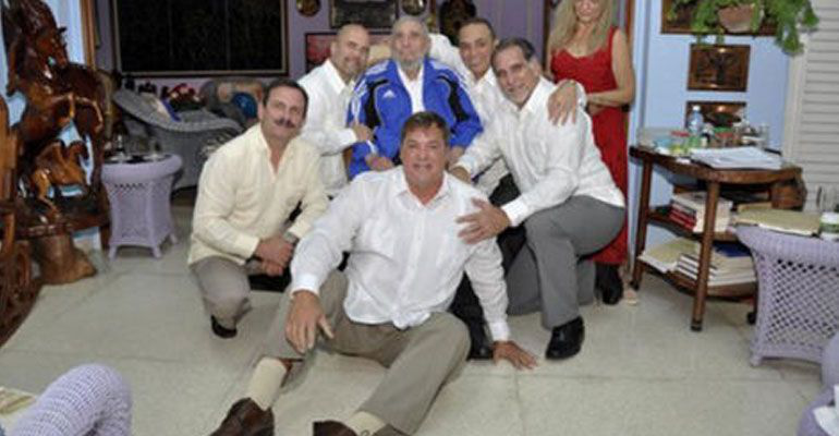 Fidel Castro se reúne con los cinco agentes liberados por EU