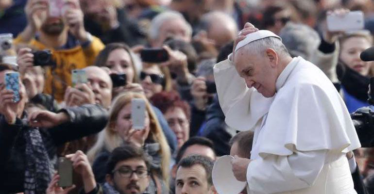 Papa se reúne con obispo chileno acusado de encubrir abusos