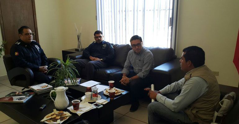 Titular de la SSPE recibe a reportero agredido por agente estatal