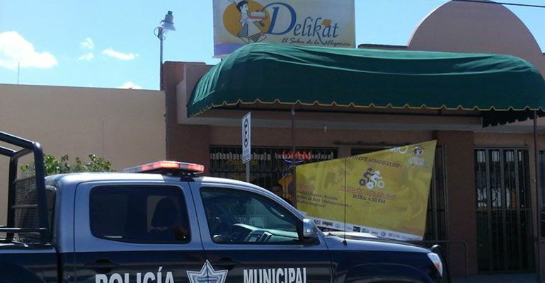 ¡La amagó y le quitó 800 pesos y su celular!; asaltan con violencia pastelería