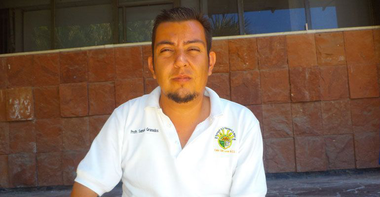 Maestros de Los Cabos realizan plantón de protesta frente a palacio de gobierno