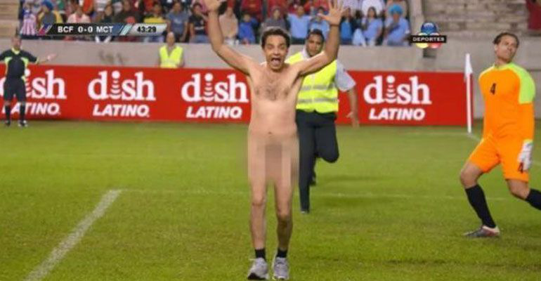 Eugenio Derbez corre desnudo e interrumpe juego de futbol
