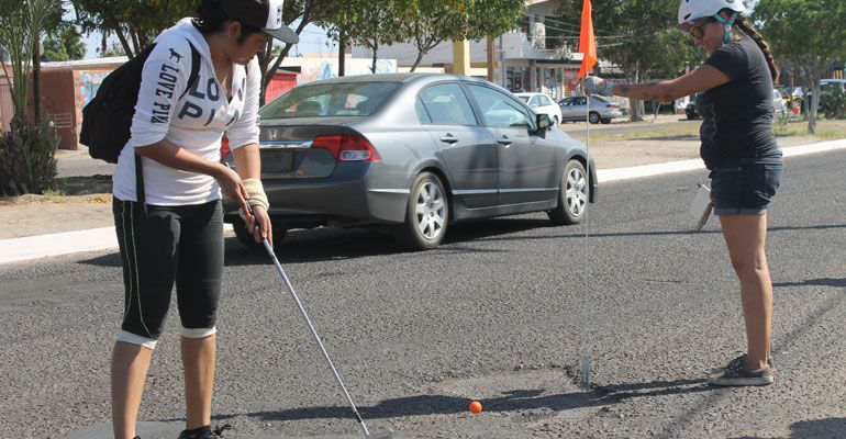 ¡Acciones más que palabras! Celebran protestas por lo baches con el Primer Torneo de Golfito Urbano  