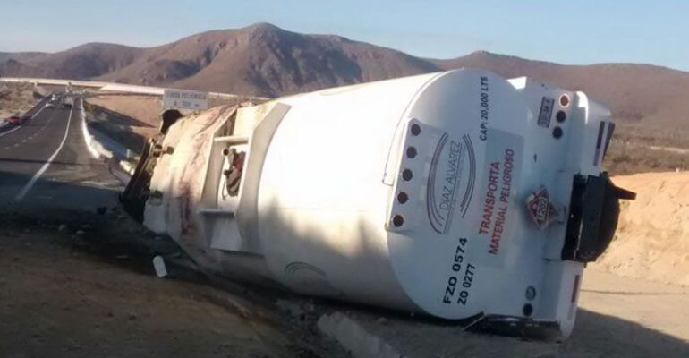 ¡Otra volcadura en la carretera de Todos Santos! Se volteó pipa con más de 15 mil litros de gasolina