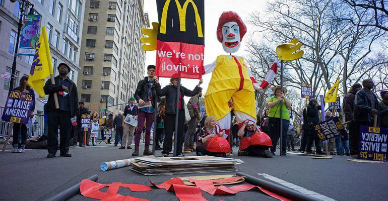 Exigen en ciudades de EU aumento al salario mínimo