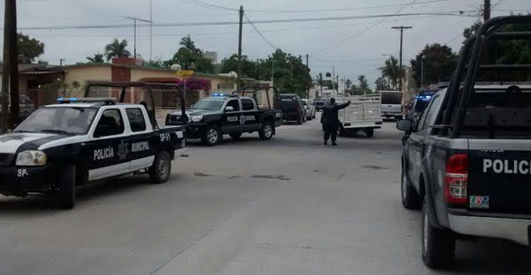 Corporaciones policiacas acordonan a un padre de familia que esperaba a sui hijo