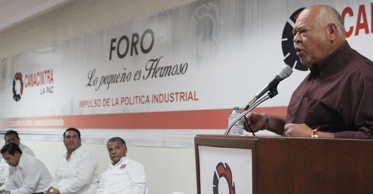 Le recuerda MORENA a Barroso su aprobación del IVA durante foro de CANACINTRA