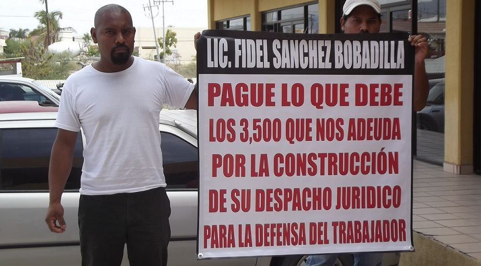 Acusan a abogado por contratar servicios y no pagarlos