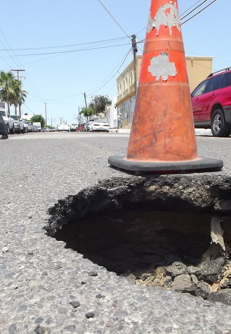 Automovilistas se quejan de los  ‘‘cráteres’’ en la calle Valerio González de SJC BCS