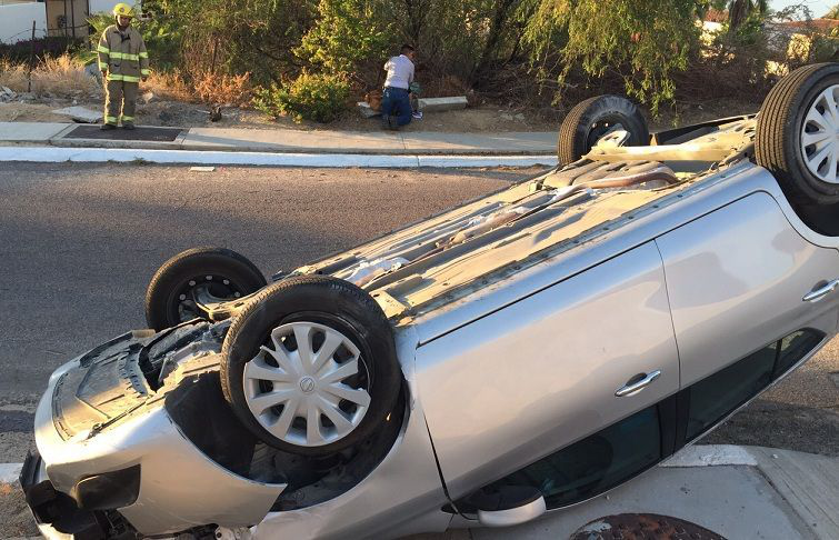 Vehículo de arrendadora termina volcado y su conductora lesionada