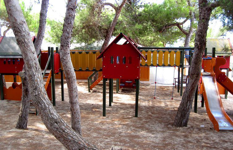 Hallan a mujer empujando a su hijo muerto en columpio, en Maryland