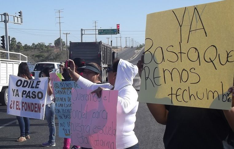 Se manifiestan padres de familia de primaria Ejido San José; Exigen trabajados de rehabilitación
