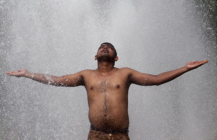 Cae carga de grúa desde piso 28 de edificio en NY; lesiona a 10 personas