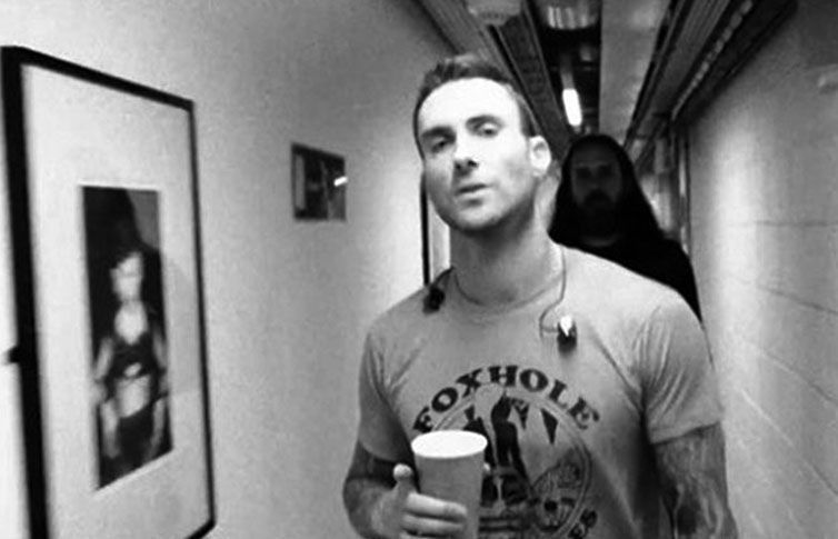 Adam Levine, de Maroon 5, enseña su trasero en video