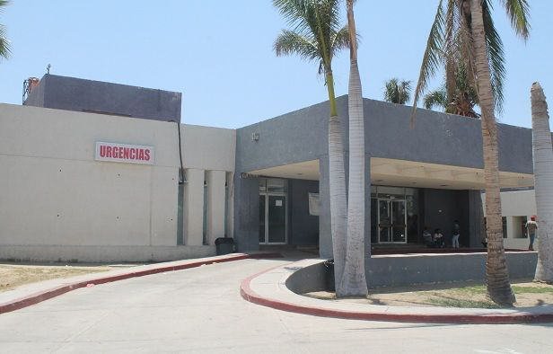 Mujer que fue golpeada por asaltantes de gasolinera permanece en el hospital