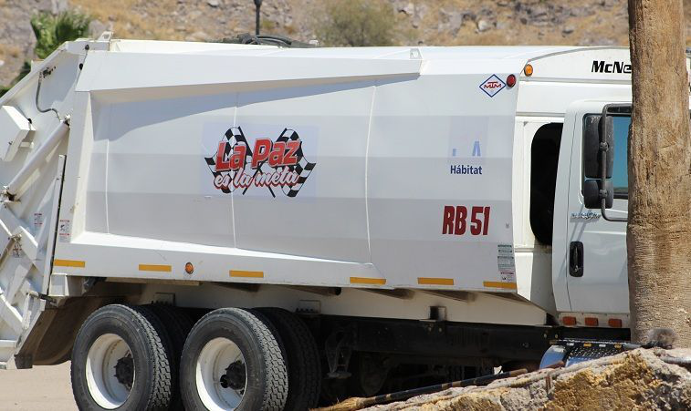 Cambia Nacho Monroy emblema institucional por uno de Off-Road y aumenta el sueldo a su esposa