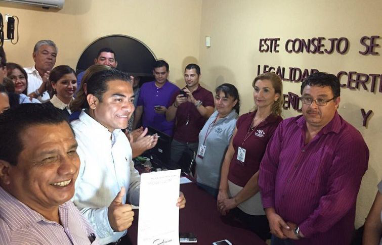 Y a pesar de la impugnación, la madrugada de hoy le entregaron constancia como alcalde electo de Los Cabos a Arturo de la Rosa