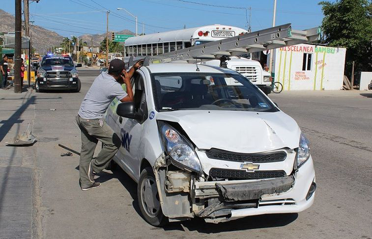 Se registra aparatoso choque-volcadura en SJC; una persona resultó lesionada