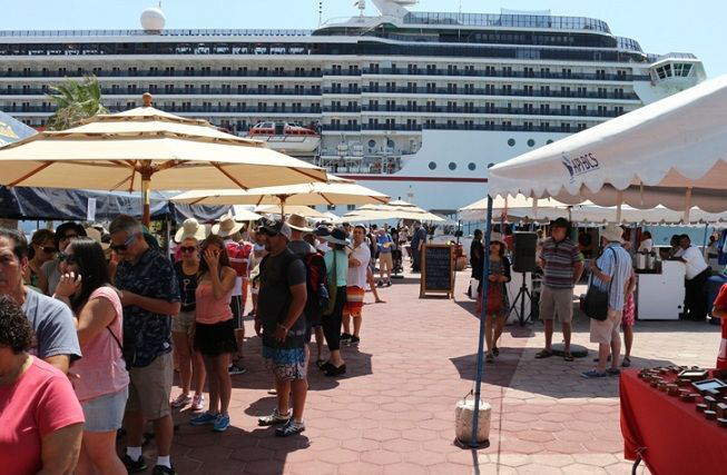 Pasado el peligro de “Carlos” continúa su viaje el Carnival Miracle