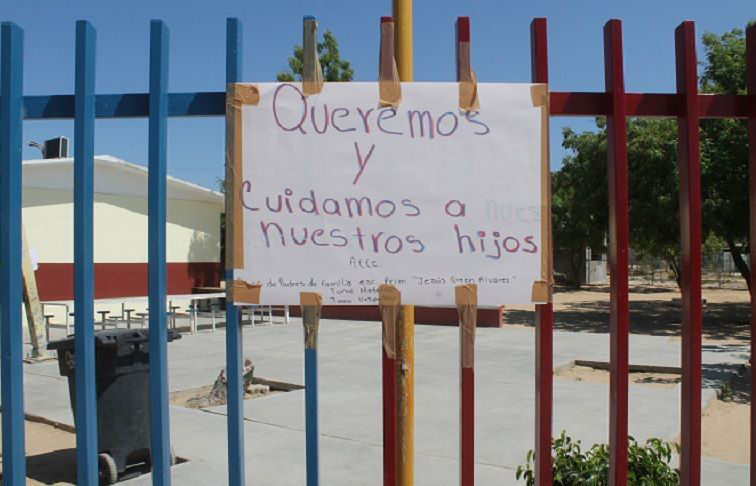 Inconformes padres de familia continúan cerrando escuelas en Los Cabos