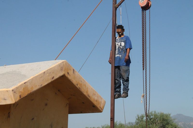 Macabro hallazgo… un hombre se ahorcó en la estructura de un pozo de agua