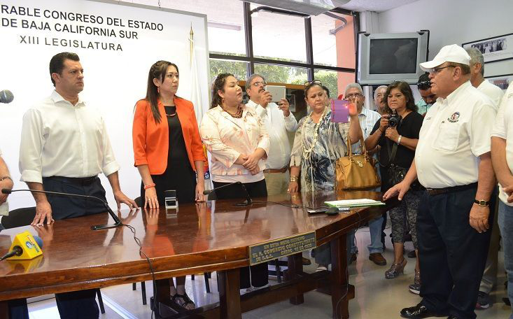 Por su parte el Congreso se comprometió a analizar la suspensión o desaparición del Ayuntamiento