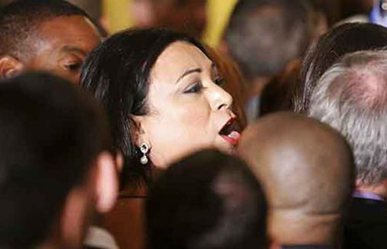 Mexicana increpa a Obama; ‘estás en mi casa’, le responde el presidente