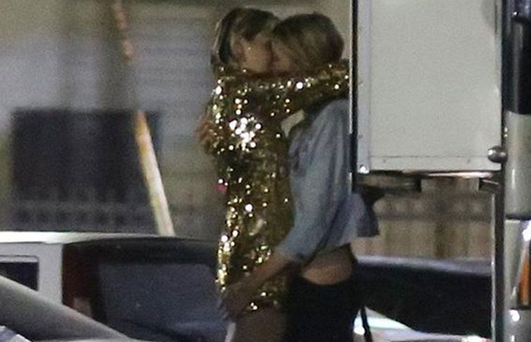 Miley Cyrus y Stella Maxwell son captadas en apasionado beso