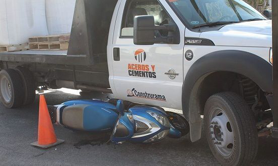 Motociclista estuvo a punto de ser aplastado por vehículo de carga