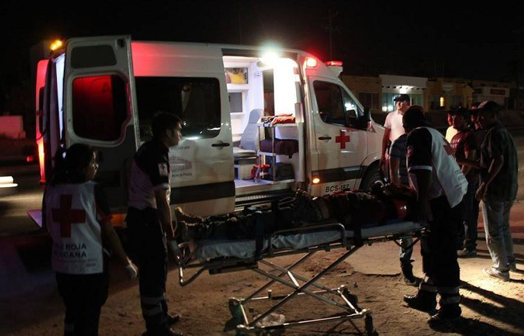 Conductor se impacta contra auto y luego atropella a peatón