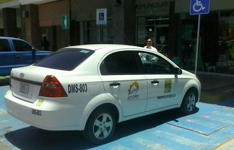 Advierte alcalde servidor que se estacionó en lugar de discapacitados, será sancionado