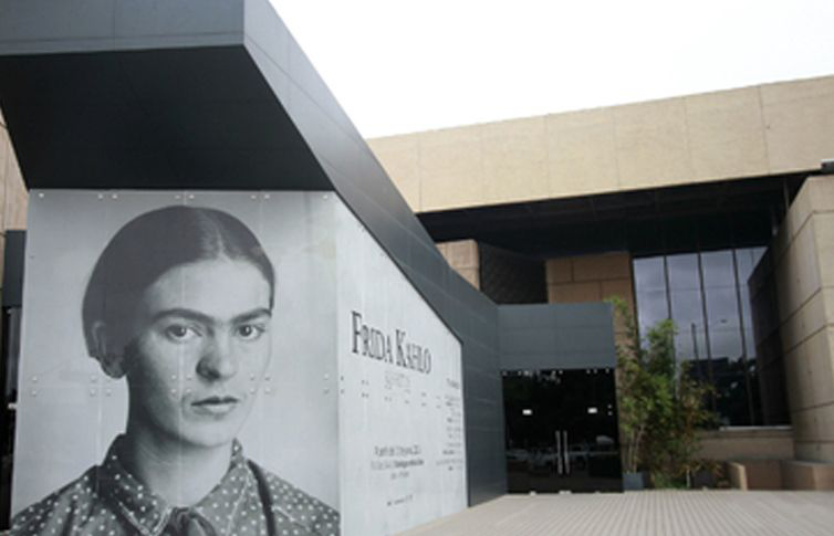 Miles de personas mantienen viva la memoria de Frida Kahlo