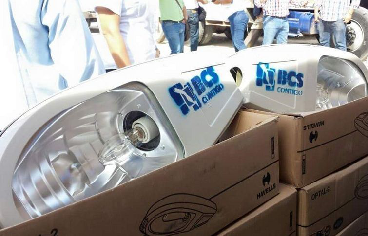 Continúa colocación de alumbrado público por parte del gobierno del estado