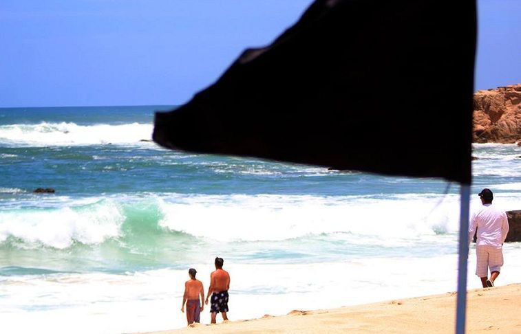 Aún con banderas negras, bañistas desafían el fuerte oleaje en Los Cabos