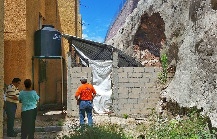 Cerro desgajado cae sobre vivienda en El Pedregal; advierte Protección Civil mayores derrumbes