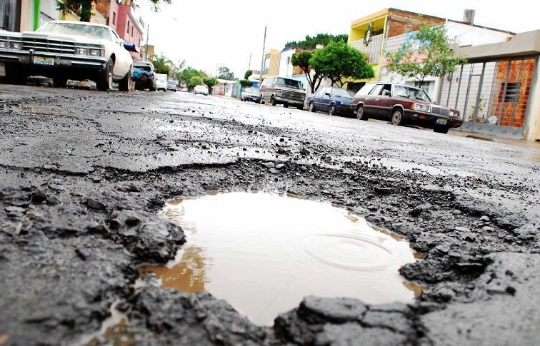 Caer en un bache puede costarte más de seis mil pesos